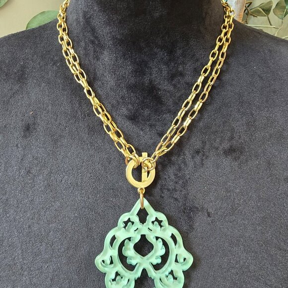 Womens Gold Tone Chain Resin Deco Pendant Necklace Jewelry with Toggle Clasp - Picture 3 of 6